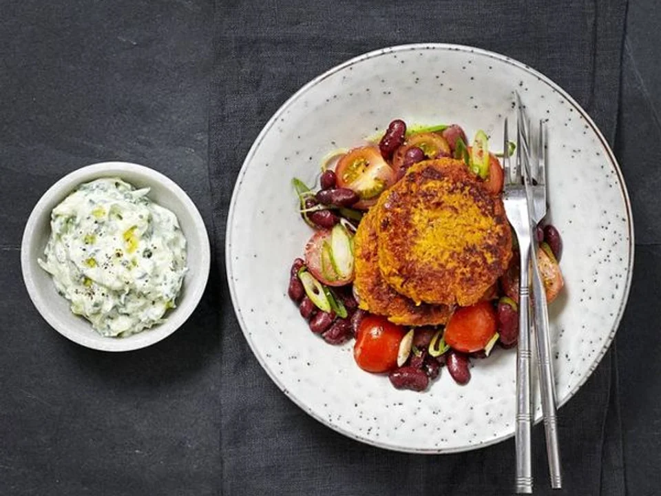 Sötpotatisbiffar med tzatziki och bönsallad