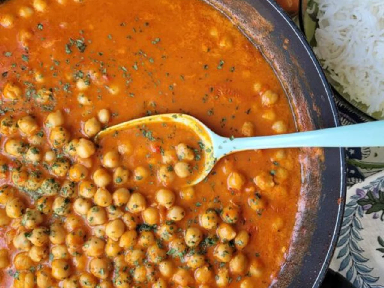 Kikärtsgryta med röd curry och kokosmjölk