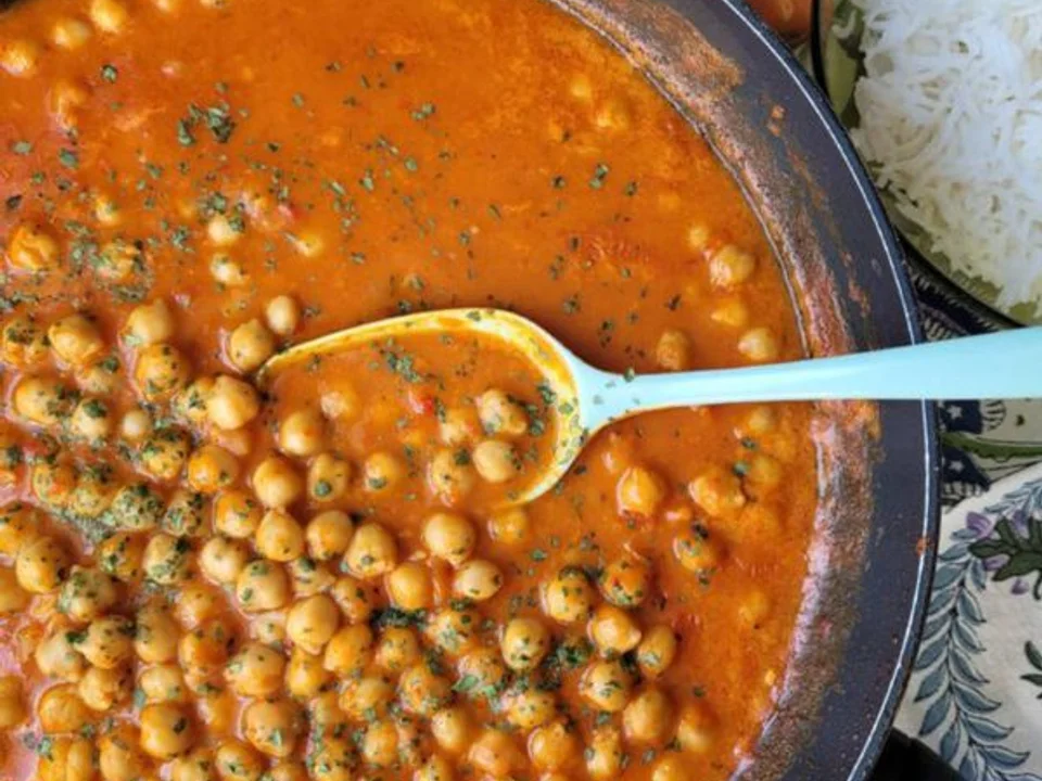 Kikärtsgryta med röd curry och kokosmjölk